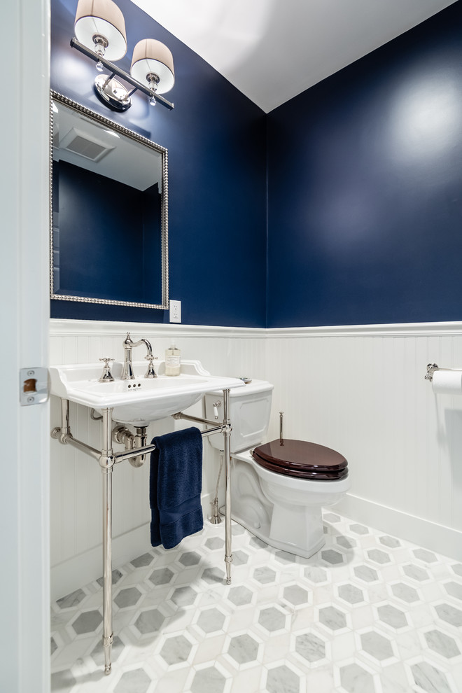 Foto på ett litet maritimt badrum, med en toalettstol med hel cisternkåpa, blå väggar, klinkergolv i porslin, ett piedestal handfat och grått golv