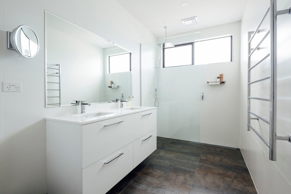 シドニーにある小さなコンテンポラリースタイルのおしゃれな浴室 (フラットパネル扉のキャビネット、白いキャビネット、オープン型シャワー、分離型トイレ、白いタイル、磁器タイル、白い壁、スレートの床、アンダーカウンター洗面器、ライムストーンの洗面台) の写真