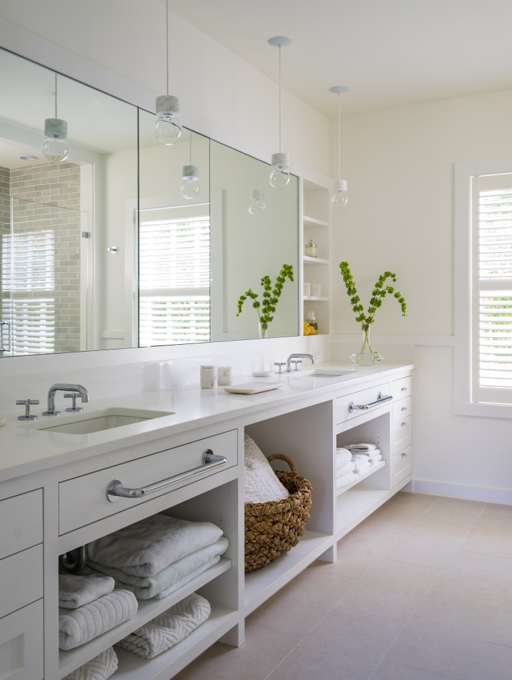 Пример оригинального дизайна: ванная комната в морском стиле с фасадами в стиле шейкер, желтыми фасадами, бежевыми стенами, врезной раковиной, серым полом, белой столешницей и зеркалом с подсветкой
