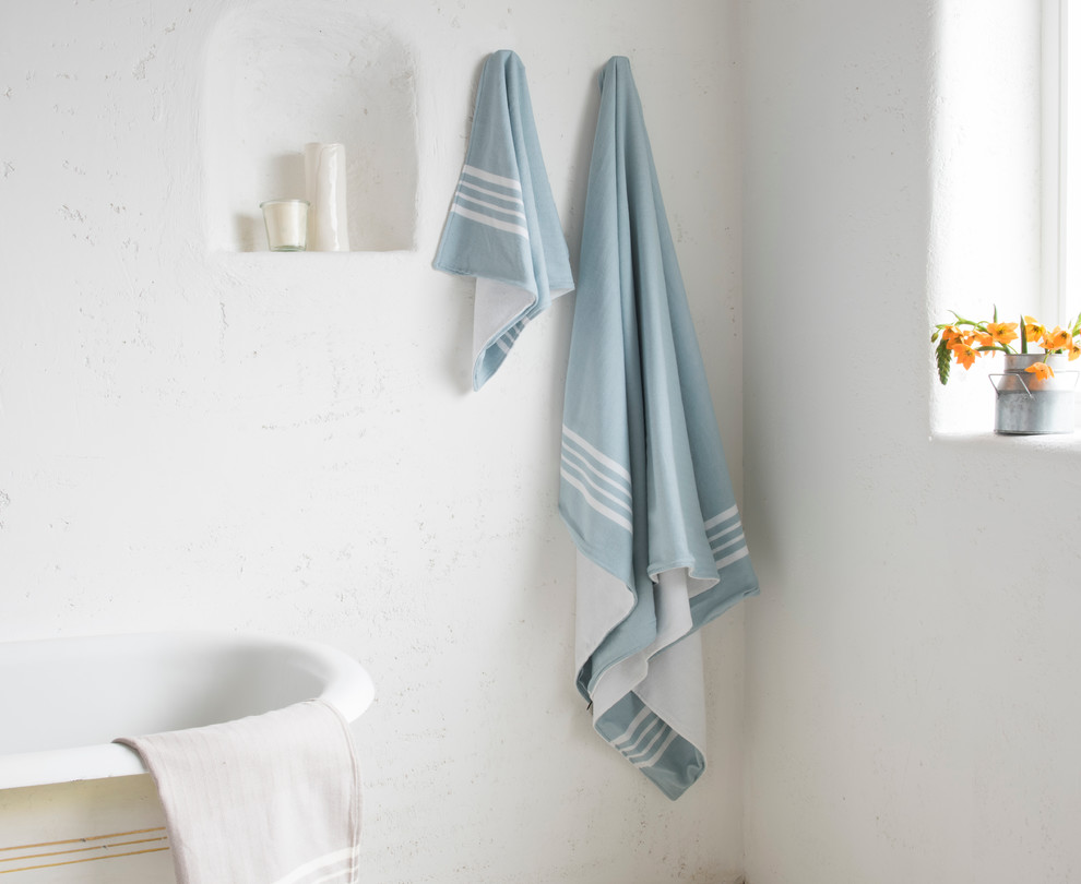 На фото: ванная комната среднего размера в стиле кантри с белыми стенами и душевой кабиной с
