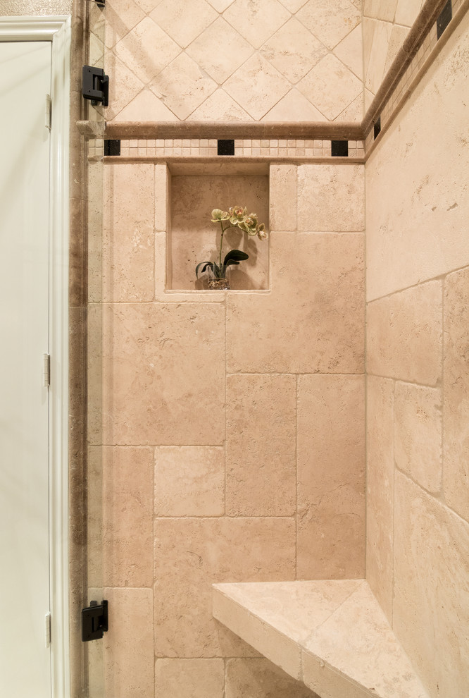 Inspiration för klassiska en-suite badrum, med en dusch i en alkov, en toalettstol med hel cisternkåpa, keramikplattor, beige väggar, klinkergolv i keramik och ett undermonterad handfat