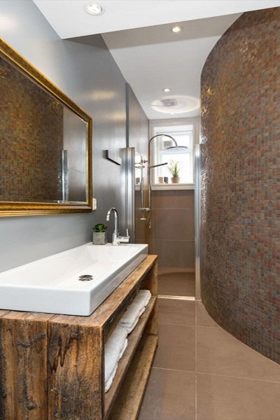 Exempel på ett litet rustikt badrum, med ett konsol handfat, öppna hyllor, skåp i mörkt trä, träbänkskiva, en dusch i en alkov, brun kakel, mosaik, blå väggar och klinkergolv i keramik