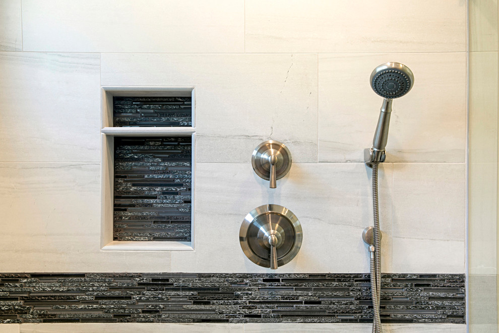 Exemple d'une petite salle de bain principale chic en bois foncé avec un placard avec porte à panneau surélevé, une douche à l'italienne, un carrelage noir et blanc, des carreaux de porcelaine, un mur bleu, un sol en carrelage de porcelaine, un lavabo encastré et un plan de toilette en quartz.