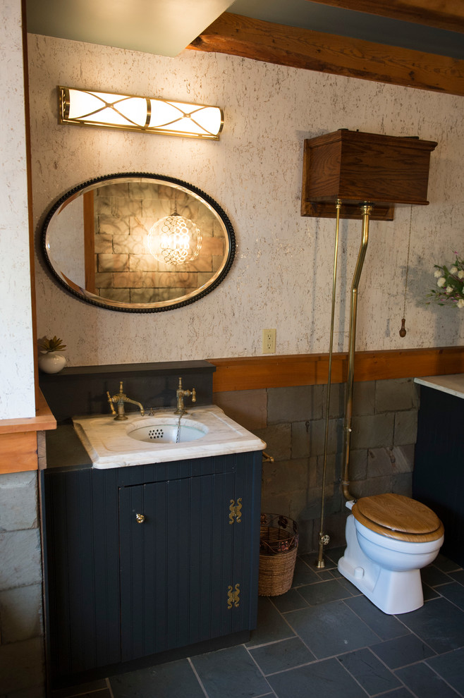 Exempel på ett mellanstort rustikt badrum med dusch, med ett platsbyggt badkar, en toalettstol med hel cisternkåpa och ett undermonterad handfat