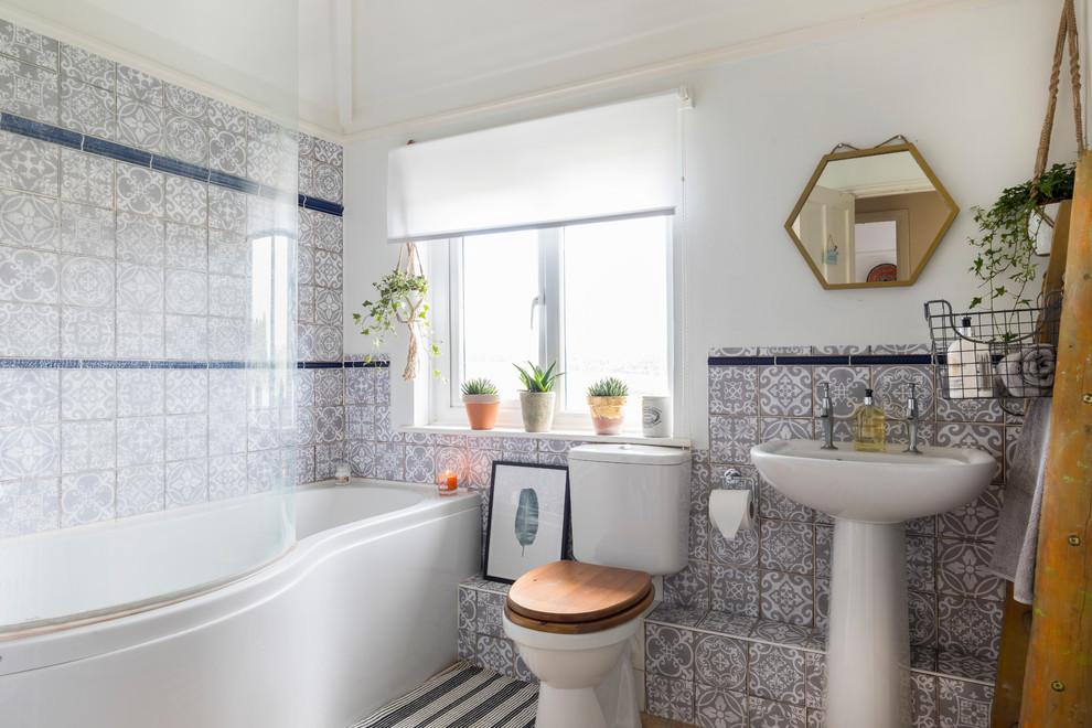 На фото: ванная комната среднего размера в стиле фьюжн с душем над ванной, раздельным унитазом, серой плиткой, белой плиткой, керамической плиткой, белыми стенами и консольной раковиной