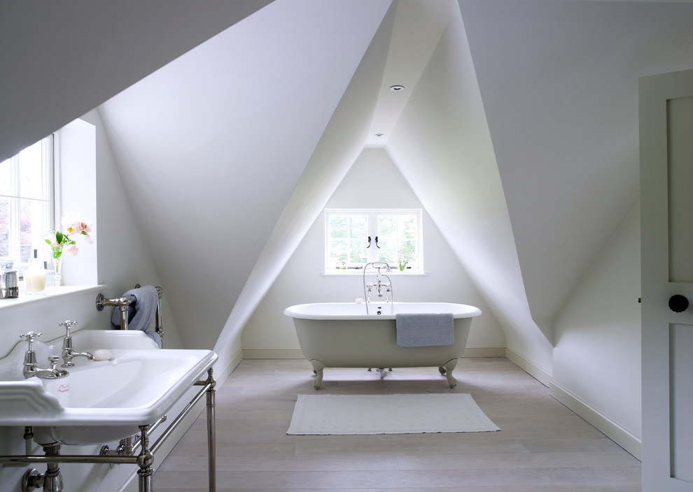 Klassisches Badezimmer in Dachschräge in London