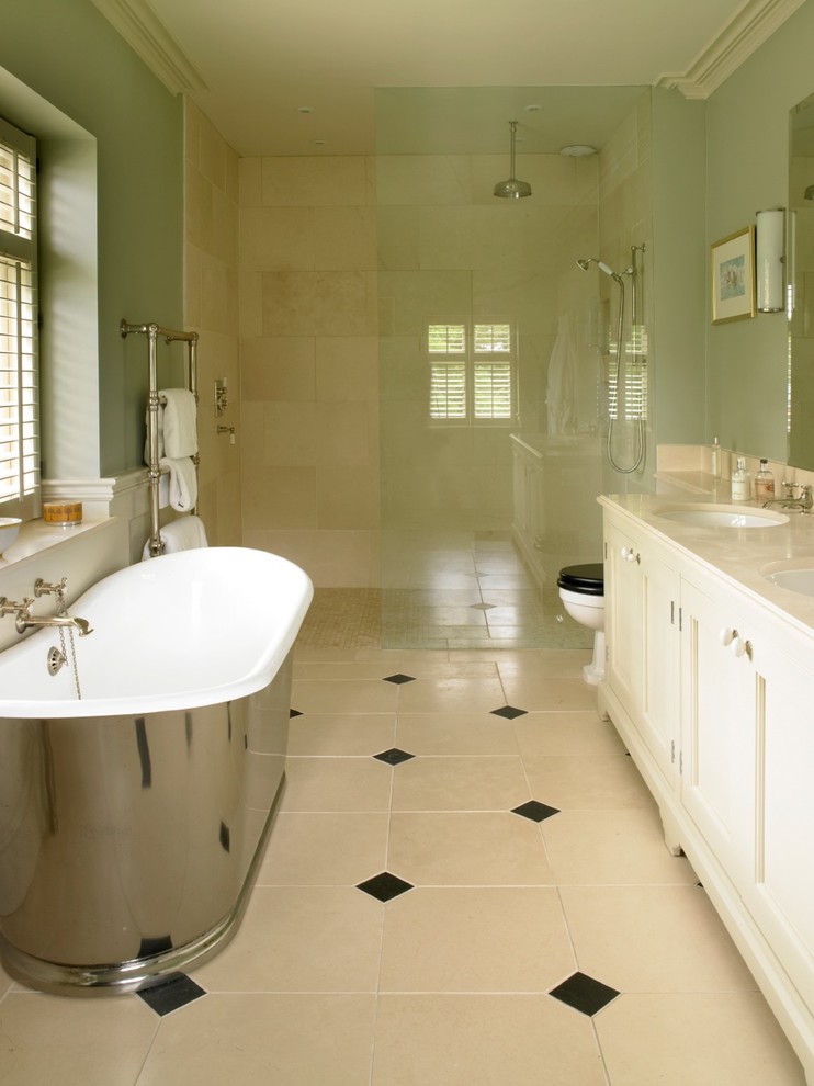 ウィルトシャーにあるトラディショナルスタイルのおしゃれな浴室の写真