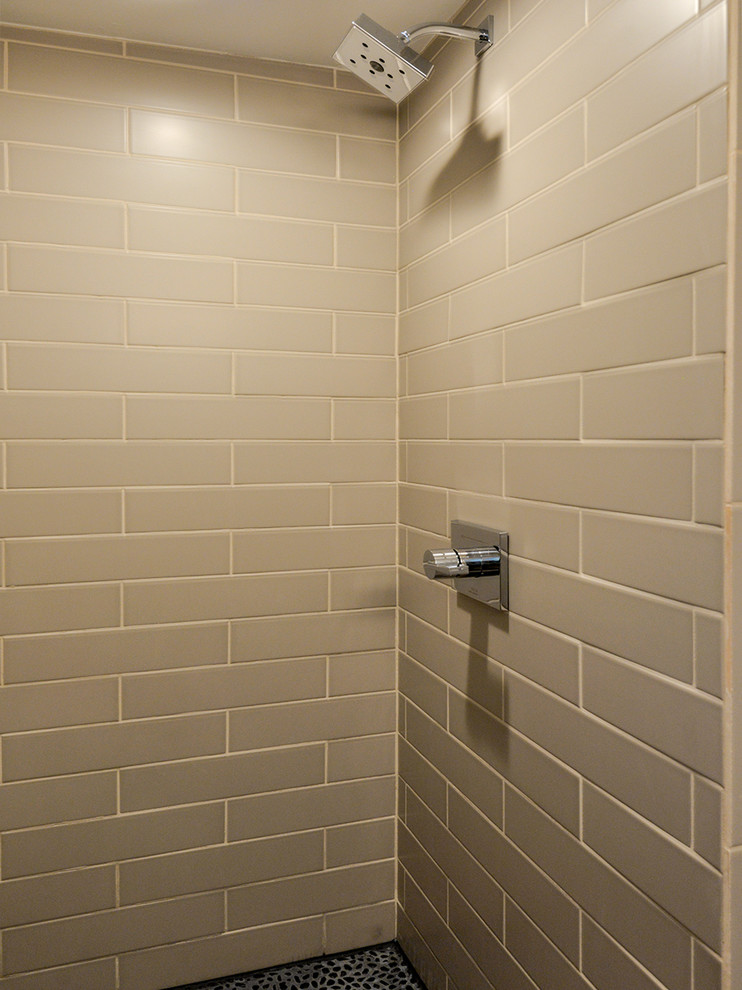 Cette photo montre une salle de bain rétro.