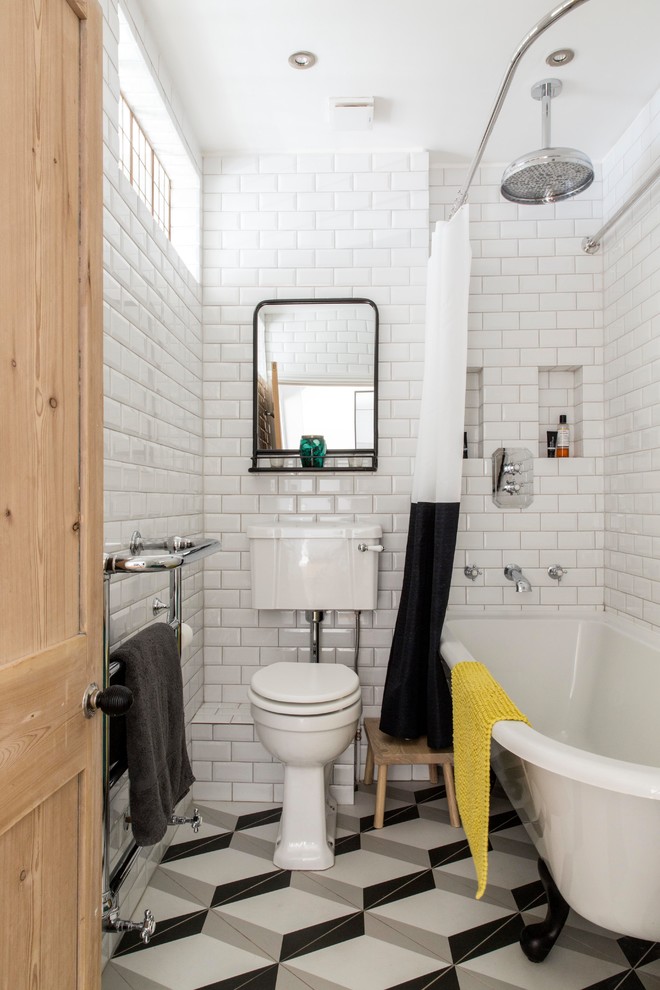 Idéer för att renovera ett vintage badrum med dusch, med ett badkar med tassar, en dusch/badkar-kombination, en toalettstol med separat cisternkåpa, vit kakel, tunnelbanekakel, vita väggar, flerfärgat golv och dusch med duschdraperi