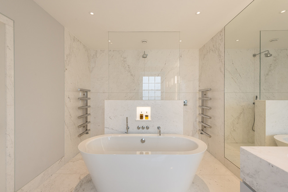 Свежая идея для дизайна: большая главная ванная комната в современном стиле с накладной раковиной, отдельно стоящей ванной, белой плиткой, плиткой из листового камня, серыми стенами, мраморным полом, открытым душем и открытым душем - отличное фото интерьера