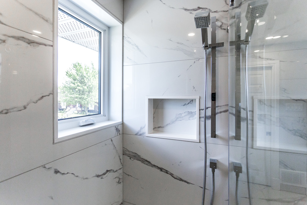 На фото: большая главная ванная комната в стиле неоклассика (современная классика) с фасадами в стиле шейкер, серыми фасадами, душем в нише, унитазом-моноблоком, белой плиткой, керамогранитной плиткой, белыми стенами, полом из керамогранита, врезной раковиной, мраморной столешницей, белым полом и душем с раздвижными дверями с