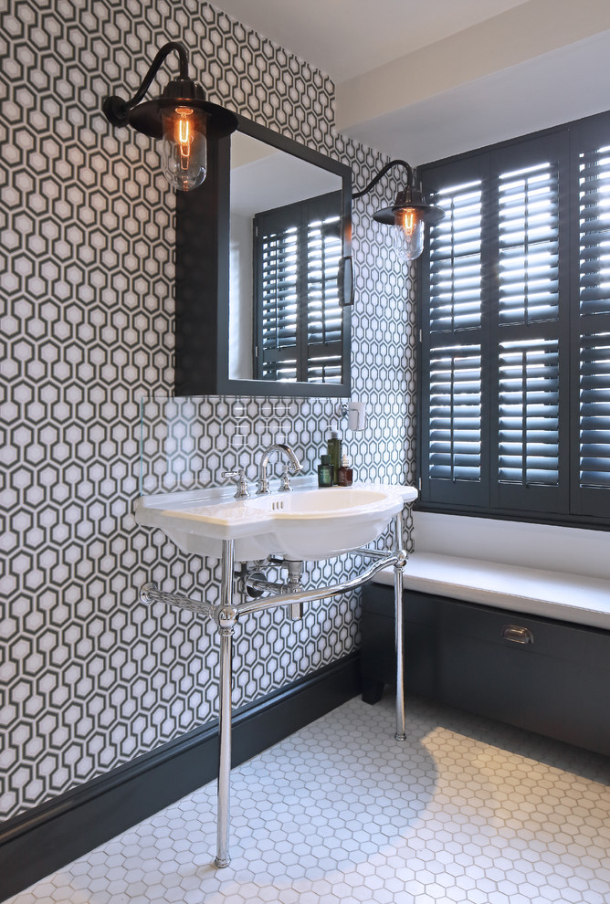 Idée de décoration pour une salle de bain tradition de taille moyenne avec un plan vasque, un mur multicolore, un sol en carrelage de terre cuite et des portes de placard noires.