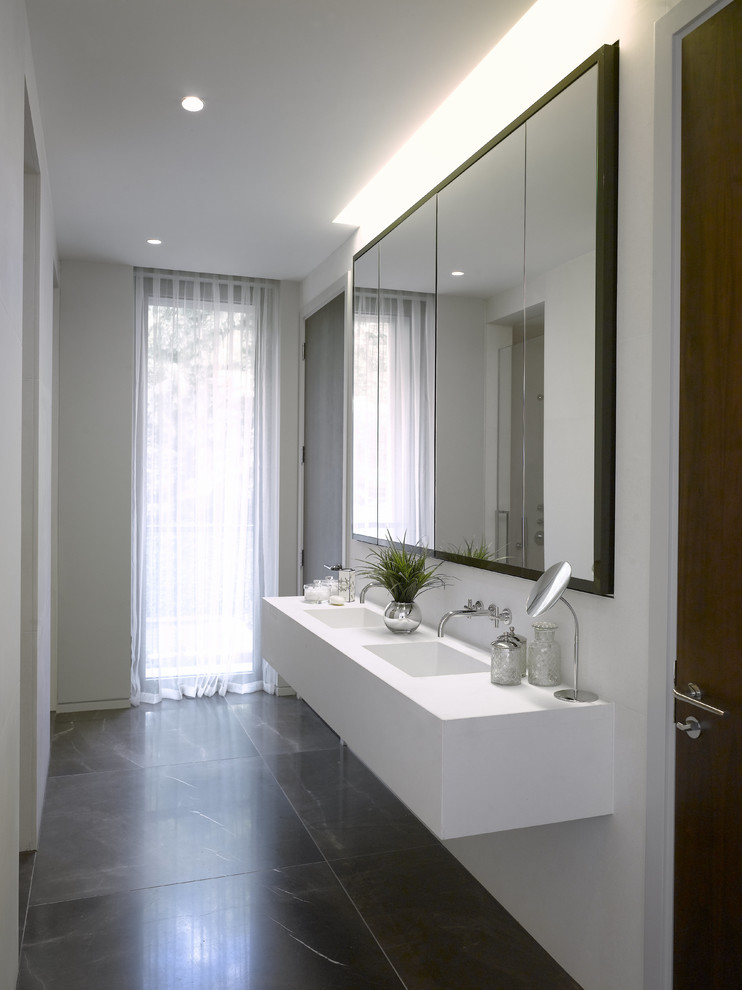 Источник вдохновения для домашнего уюта: большая главная ванная комната в современном стиле с полом из керамогранита, монолитной раковиной, столешницей из известняка и серым полом