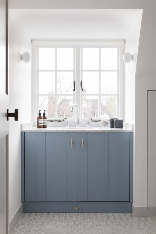 Klassisches Badezimmer mit blauen Schränken, weißer Wandfarbe, Mosaik-Bodenfliesen, Unterbauwaschbecken, Marmor-Waschbecken/Waschtisch, grauem Boden und weißer Waschtischplatte in London