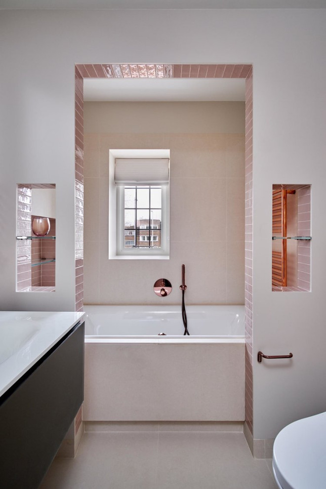 Inspiration för små klassiska en-suite badrum, med luckor med glaspanel, grå skåp, ett platsbyggt badkar, rosa kakel och tunnelbanekakel