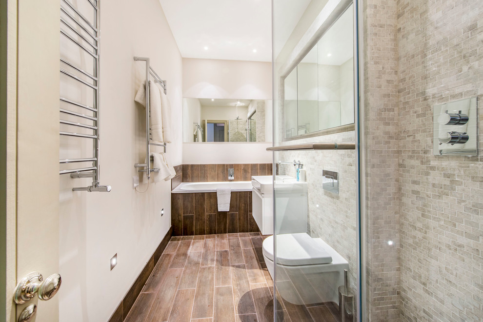 Foto de cuarto de baño actual con lavabo suspendido, bañera encastrada y sanitario de pared