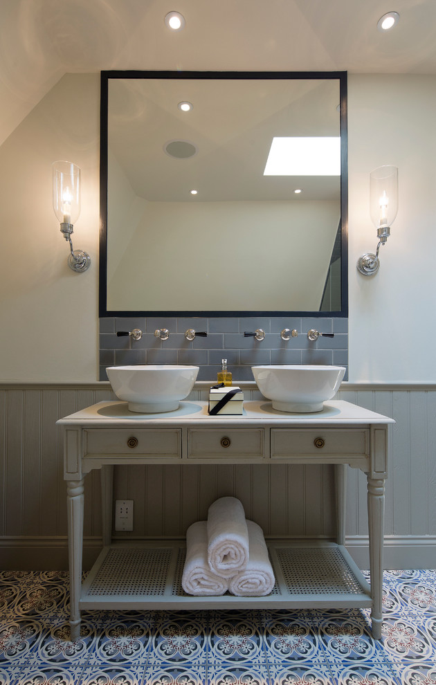 Пример оригинального дизайна: ванная комната в стиле неоклассика (современная классика) с открытыми фасадами, серой плиткой, плиткой кабанчик, бежевыми стенами и полом из керамической плитки