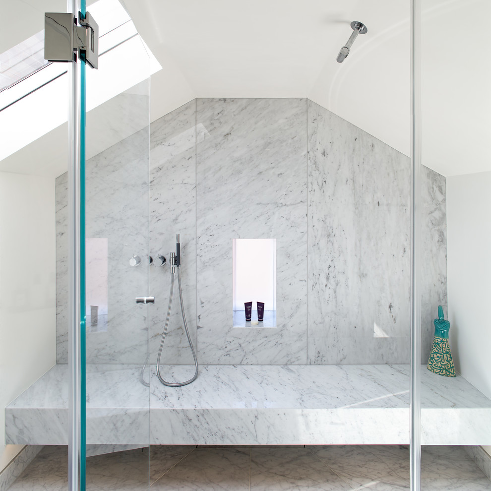 Свежая идея для дизайна: ванная комната среднего размера в современном стиле с белыми стенами и белым полом - отличное фото интерьера