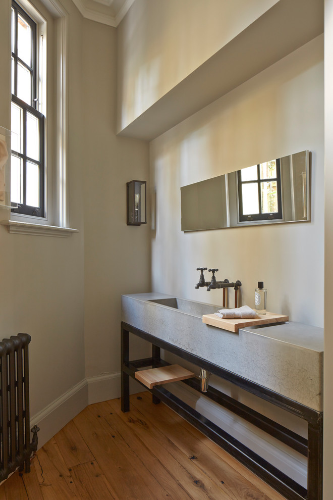На фото: ванная комната в стиле неоклассика (современная классика) с бежевыми стенами, паркетным полом среднего тона, монолитной раковиной, столешницей из бетона, коричневым полом и серой столешницей