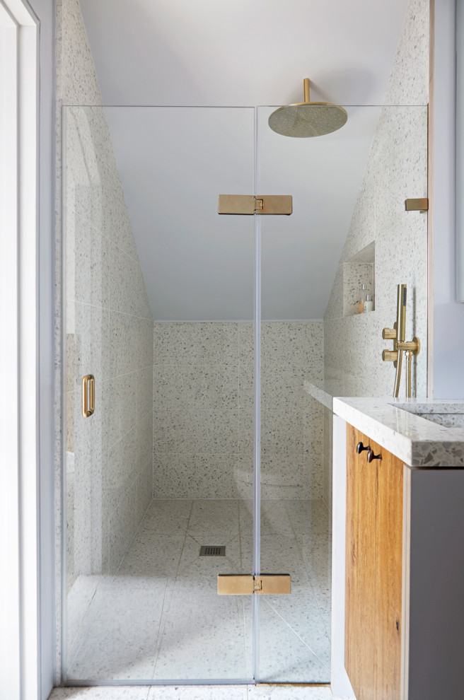 Стильный дизайн: маленькая главная ванная комната в стиле рустика с фасадами с утопленной филенкой, открытым душем, инсталляцией, коричневой плиткой, керамической плиткой, синими стенами, полом из терраццо, накладной раковиной, столешницей терраццо, душем с распашными дверями, серой столешницей, тумбой под одну раковину и встроенной тумбой для на участке и в саду - последний тренд