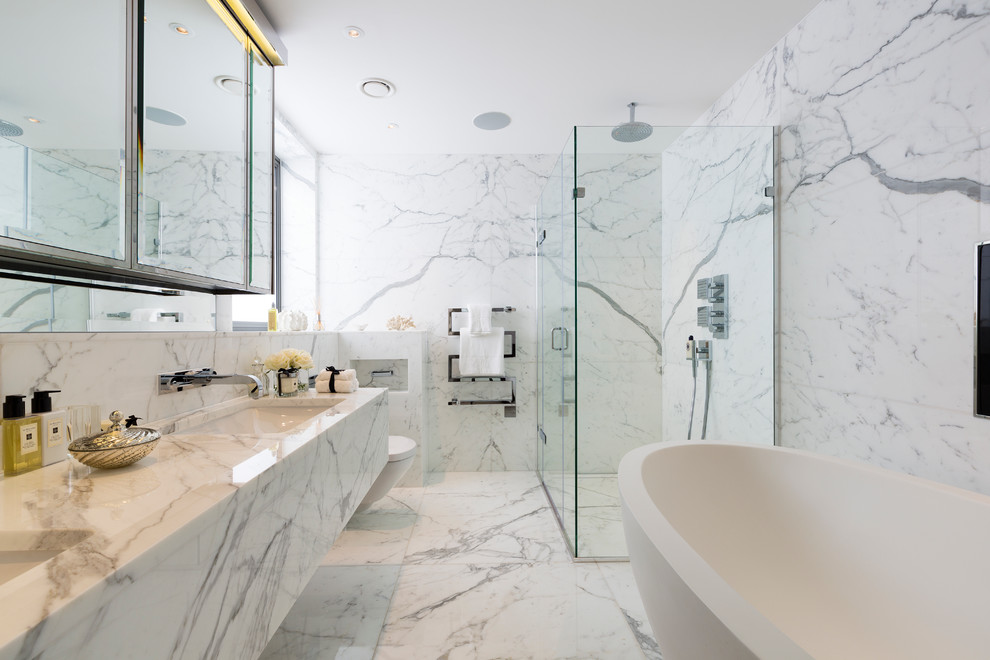 Foto di una stanza da bagno padronale contemporanea di medie dimensioni con lavabo sottopiano, top in marmo, vasca freestanding, doccia ad angolo, piastrelle bianche, pareti bianche e pavimento in marmo