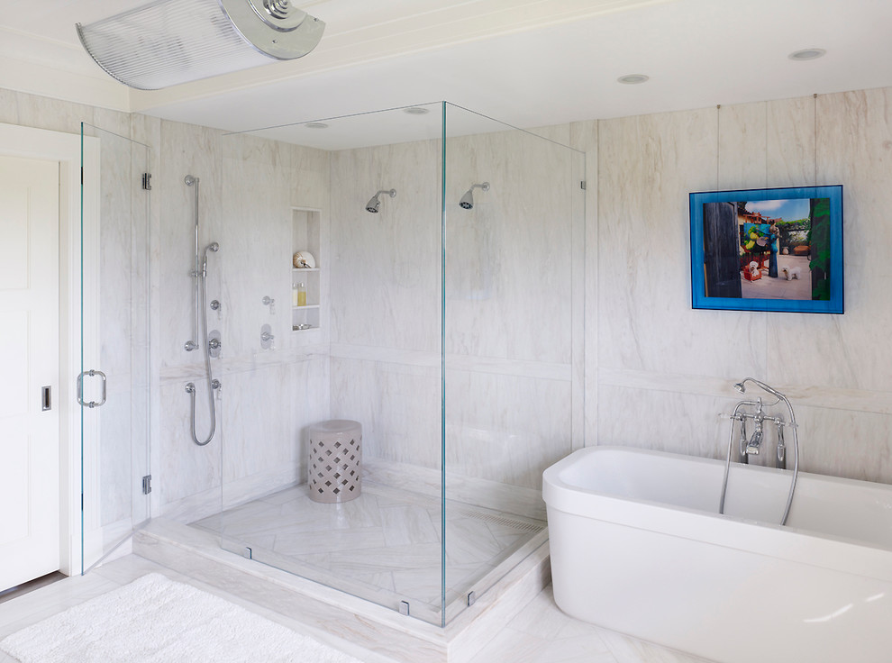 Diseño de cuarto de baño costero con bañera exenta