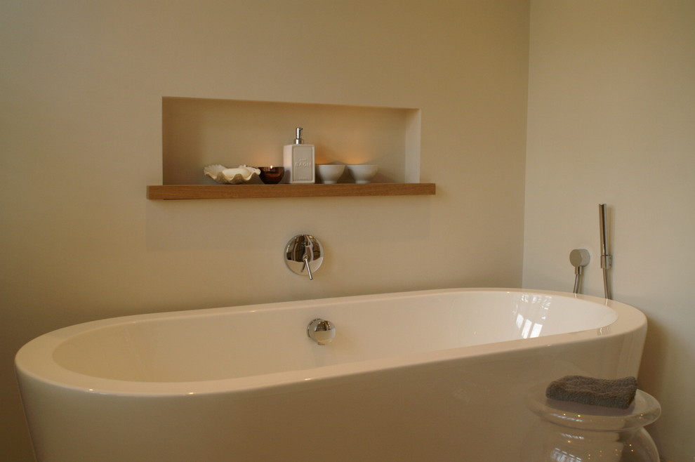 Inredning av ett modernt en-suite badrum, med ett fristående badkar, beige kakel, keramikplattor, beige väggar och klinkergolv i keramik