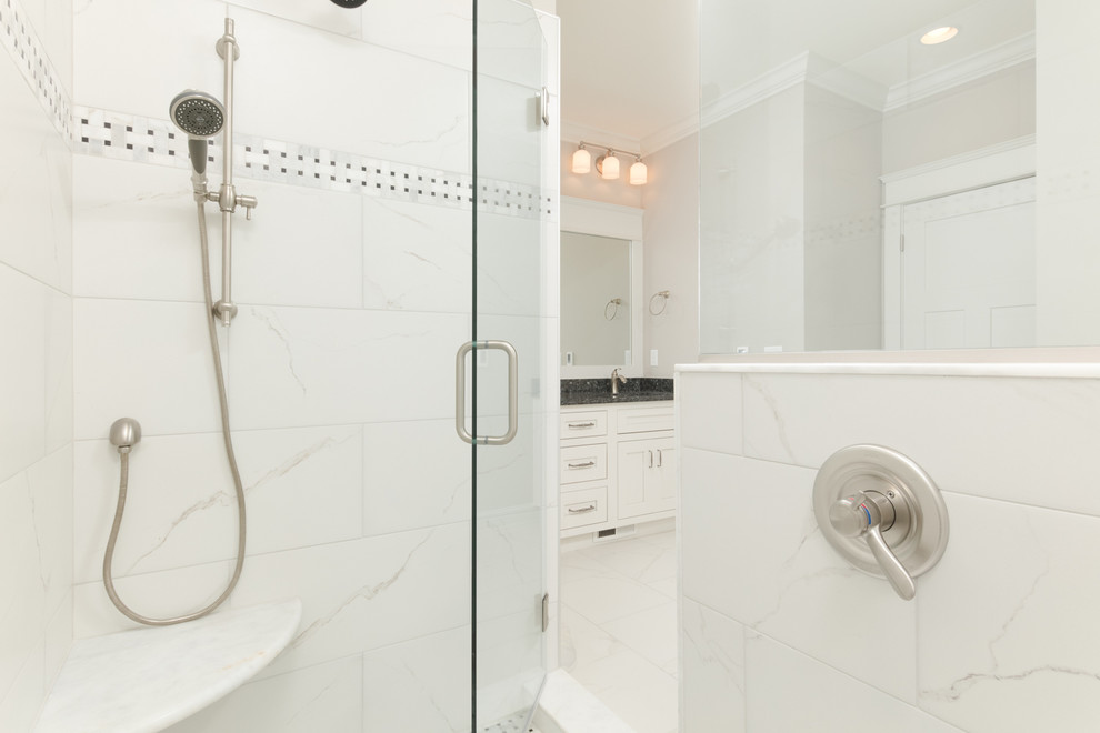 Foto på ett mellanstort vintage en-suite badrum, med skåp i shakerstil, vita skåp, ett fristående badkar och vita väggar
