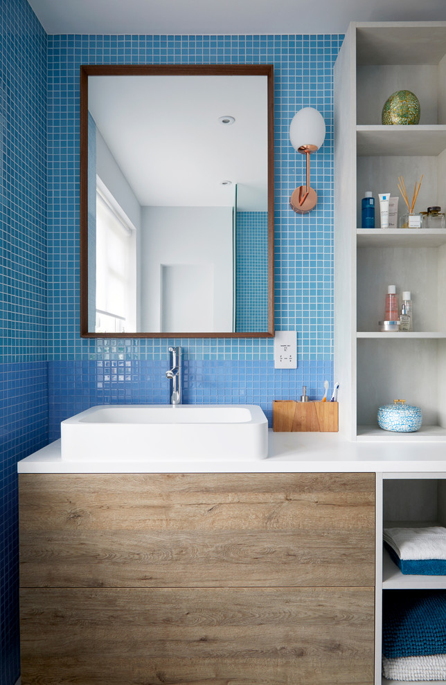 Immagine di una stanza da bagno per bambini chic con piastrelle blu
