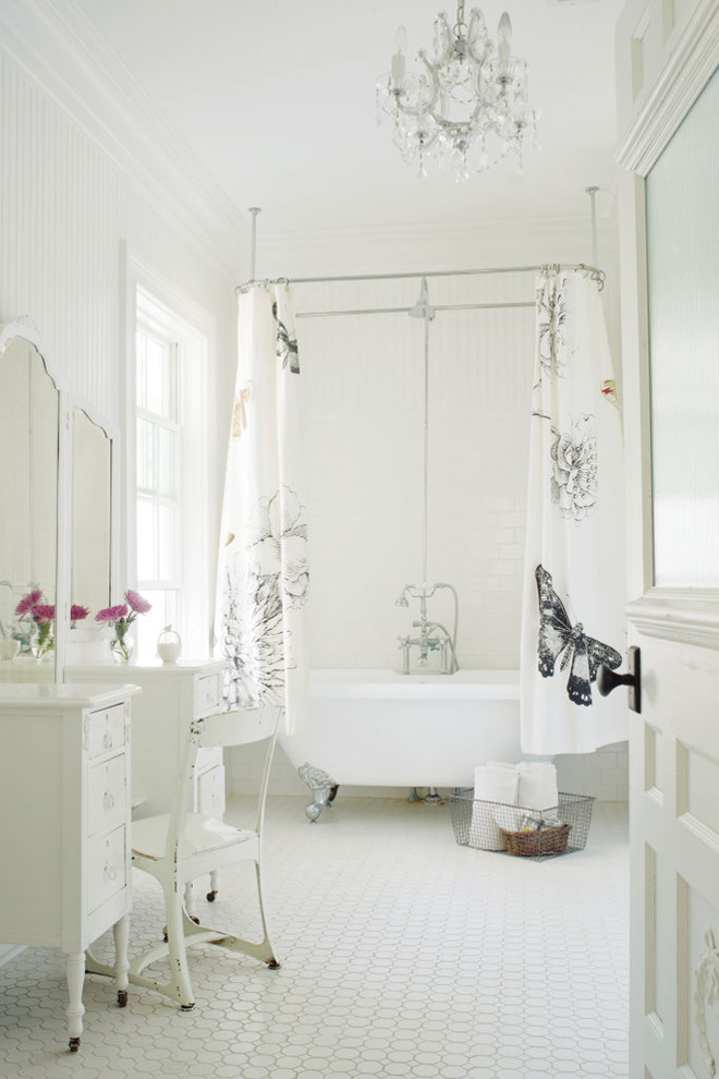 Klassisches Badezimmer mit Löwenfuß-Badewanne, Duschbadewanne, weißen Fliesen und weißer Wandfarbe in Jacksonville
