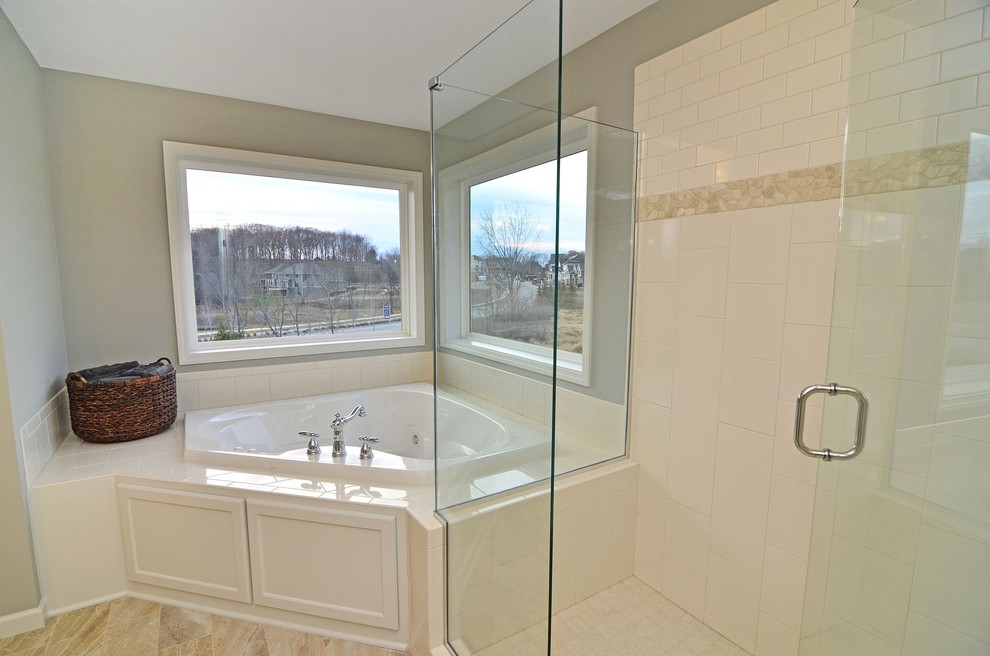 ミネアポリスにあるトラディショナルスタイルのおしゃれな浴室 (サブウェイタイル) の写真