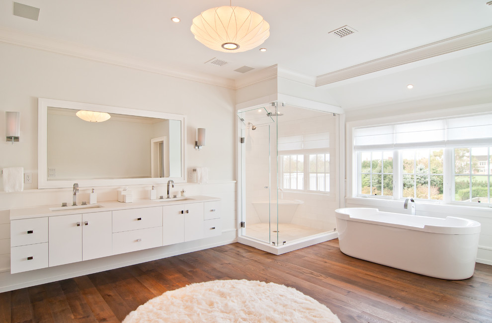 Exemple d'une salle de bain moderne avec une baignoire indépendante.