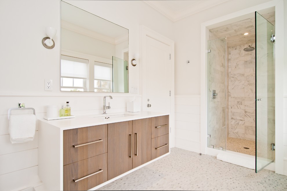 Idéer för ett modernt badrum, med ett undermonterad handfat, släta luckor, skåp i mellenmörkt trä och en dusch i en alkov