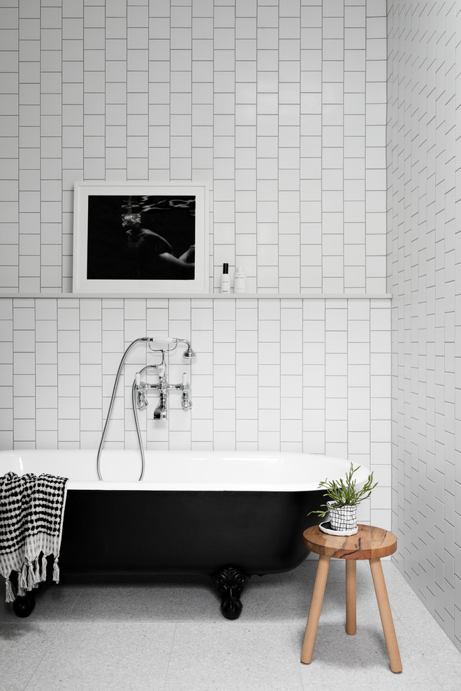 Свежая идея для дизайна: большая главная ванная комната в современном стиле с ванной на ножках, белой плиткой, плиткой кабанчик, полом из терраццо и серым полом - отличное фото интерьера