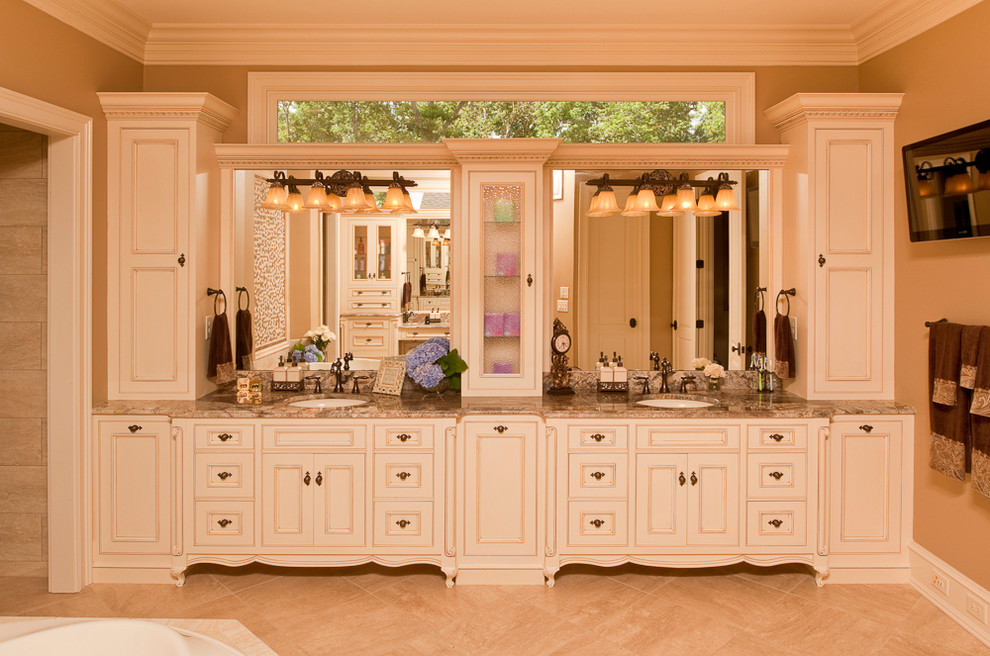 Foto di un'ampia stanza da bagno padronale classica con consolle stile comò, ante bianche e top in granito