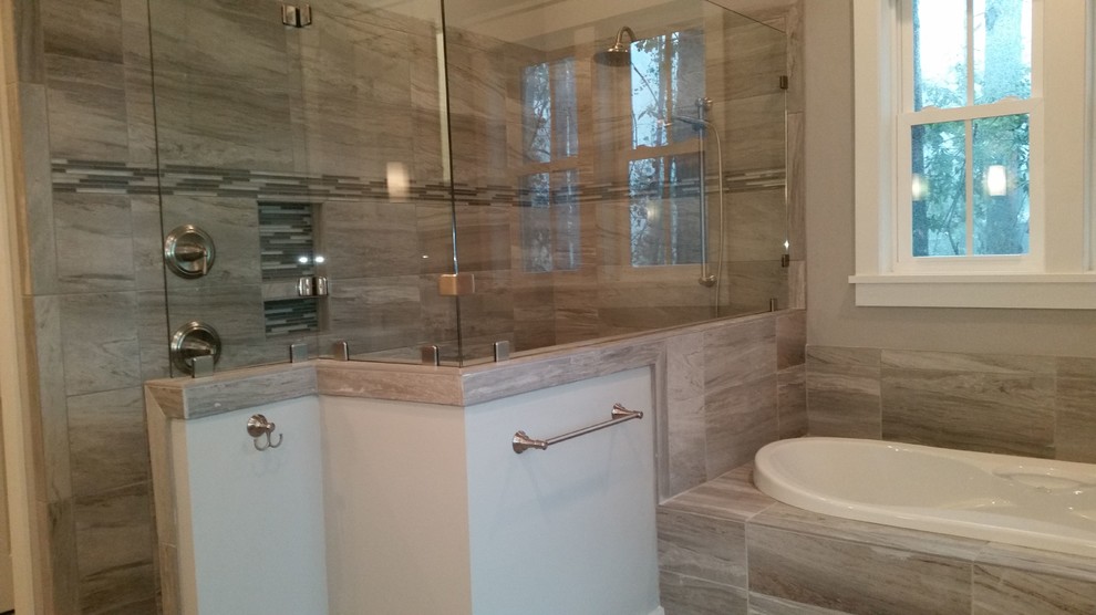 Großes Klassisches Badezimmer En Suite mit Badewanne in Nische, Duschnische, grauen Fliesen, Glasfliesen und weißer Wandfarbe in Atlanta