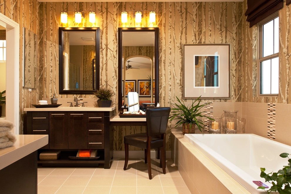 Idee per una stanza da bagno moderna con ante in stile shaker, ante in legno bruno, vasca da incasso, piastrelle beige e pareti multicolore