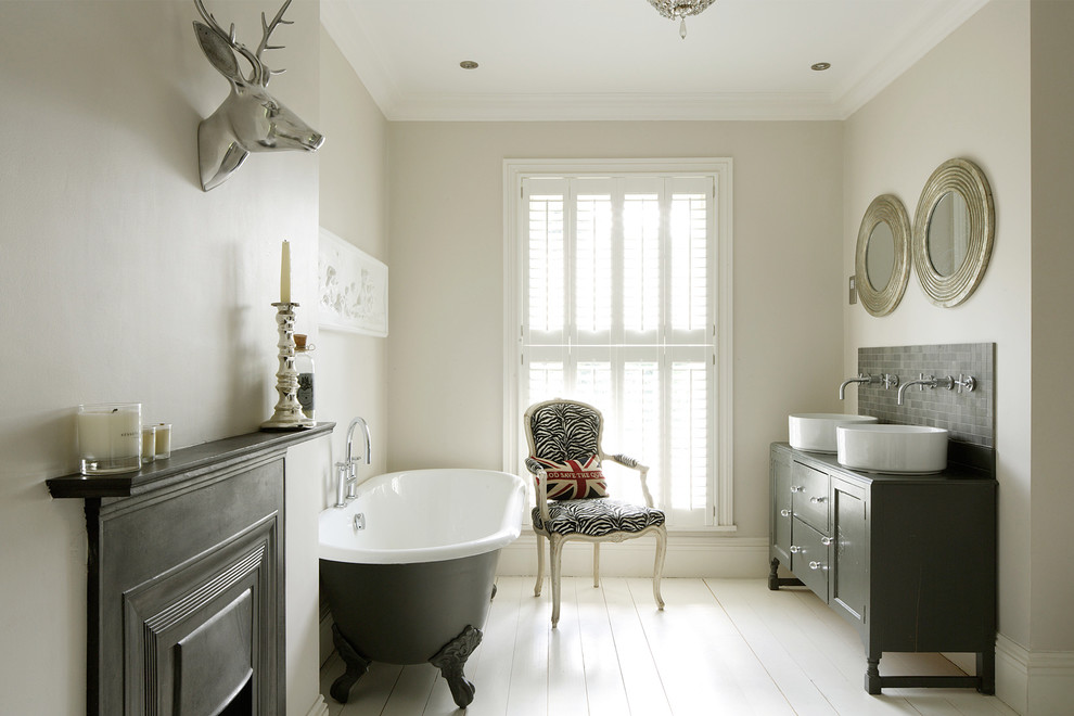 Klassisches Badezimmer En Suite mit Löwenfuß-Badewanne, beiger Wandfarbe, gebeiztem Holzboden, Aufsatzwaschbecken und Schrankfronten im Shaker-Stil in London