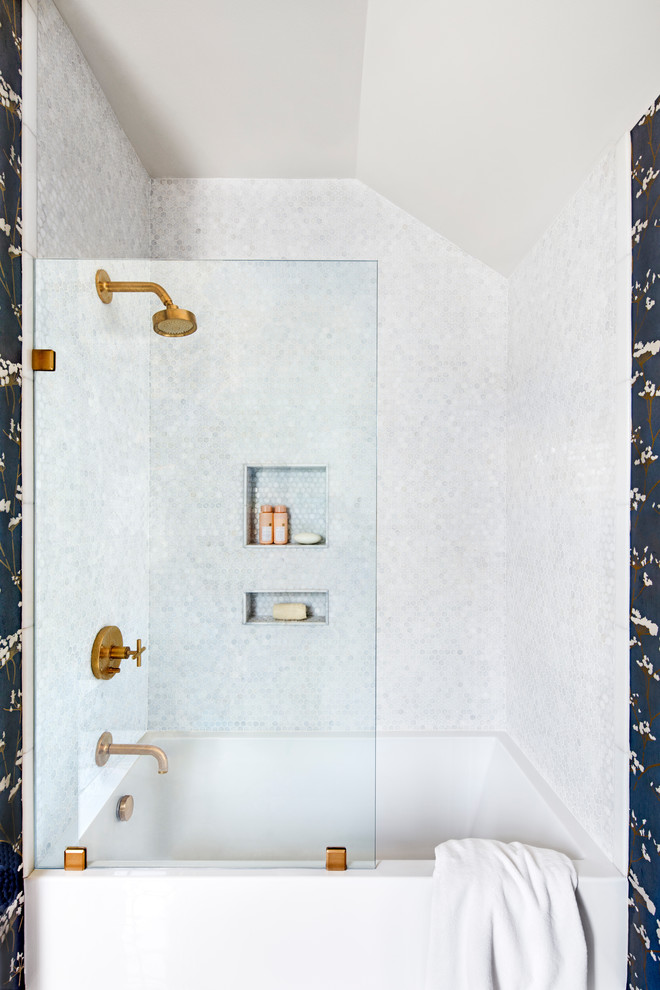 Esempio di una grande stanza da bagno classica con ante bianche, vasca/doccia, WC monopezzo, piastrelle bianche, pareti blu, pavimento in marmo, lavabo sottopiano, top in marmo, pavimento bianco e doccia aperta