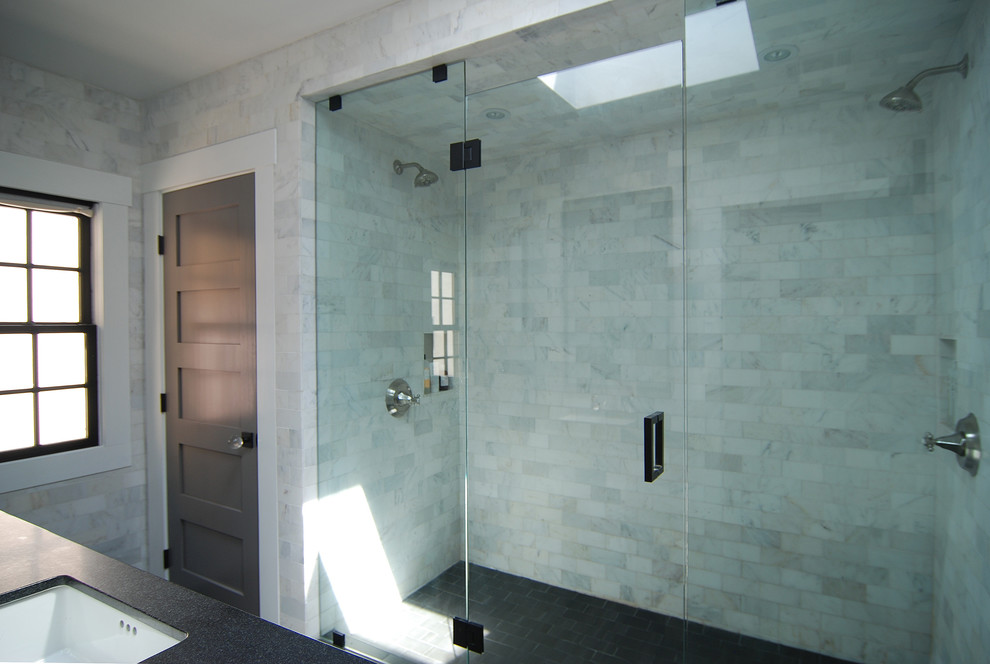 Modernes Badezimmer mit Unterbauwaschbecken, Schrankfronten im Shaker-Stil, grauen Schränken, Granit-Waschbecken/Waschtisch, Doppeldusche, grauen Fliesen und Steinfliesen in Los Angeles