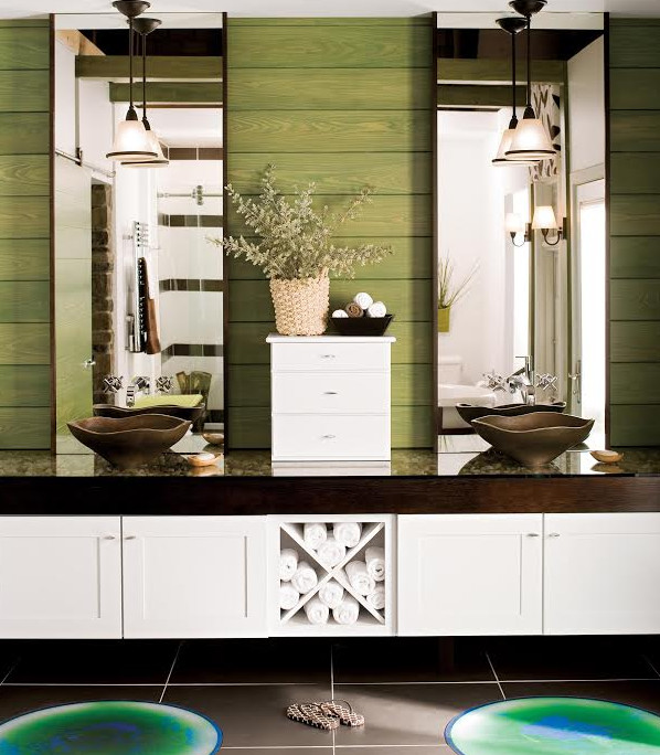 Diseño de cuarto de baño principal actual de tamaño medio con armarios estilo shaker, puertas de armario blancas, paredes verdes, suelo de baldosas de porcelana, lavabo sobreencimera y encimera de vidrio