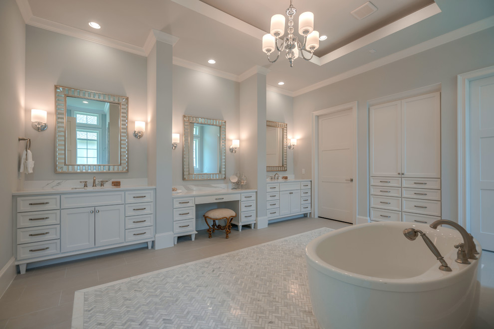 Стильный дизайн: большая главная ванная комната в морском стиле с белыми фасадами, отдельно стоящей ванной, серыми стенами, полом из керамогранита, врезной раковиной, коричневым полом, мраморной столешницей, фасадами в стиле шейкер, белой столешницей, тумбой под две раковины, встроенной тумбой и многоуровневым потолком - последний тренд
