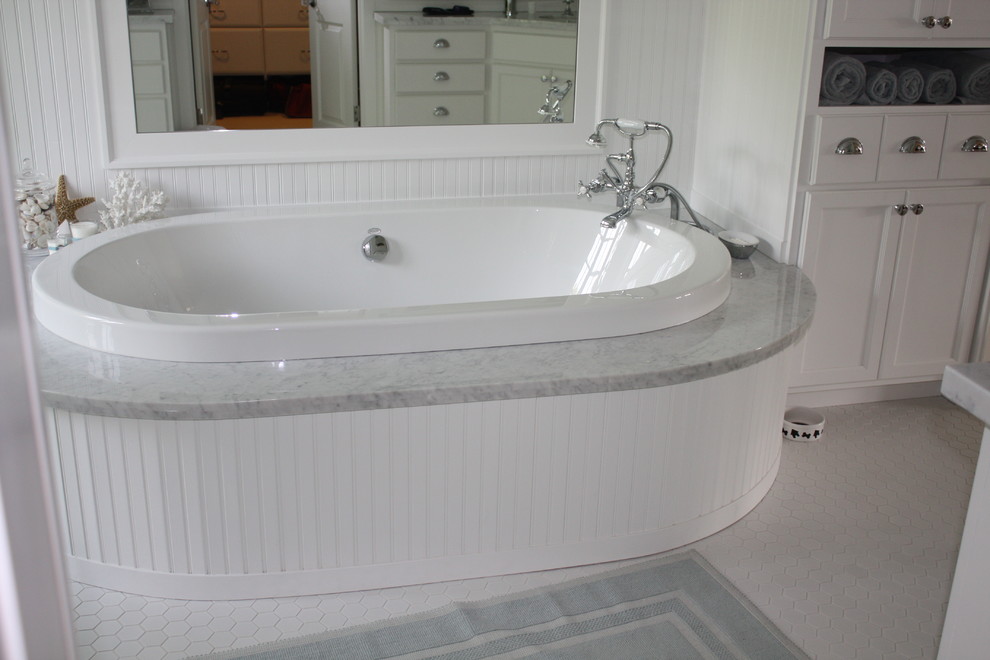Идея дизайна: главная ванная комната в классическом стиле с белыми фасадами и белой плиткой
