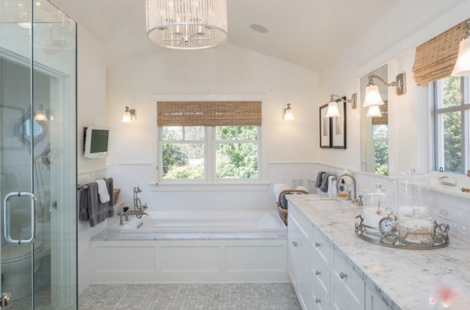 Источник вдохновения для домашнего уюта: большая главная ванная комната в морском стиле с фасадами в стиле шейкер, белыми фасадами, накладной ванной, угловым душем, врезной раковиной и душем с распашными дверями