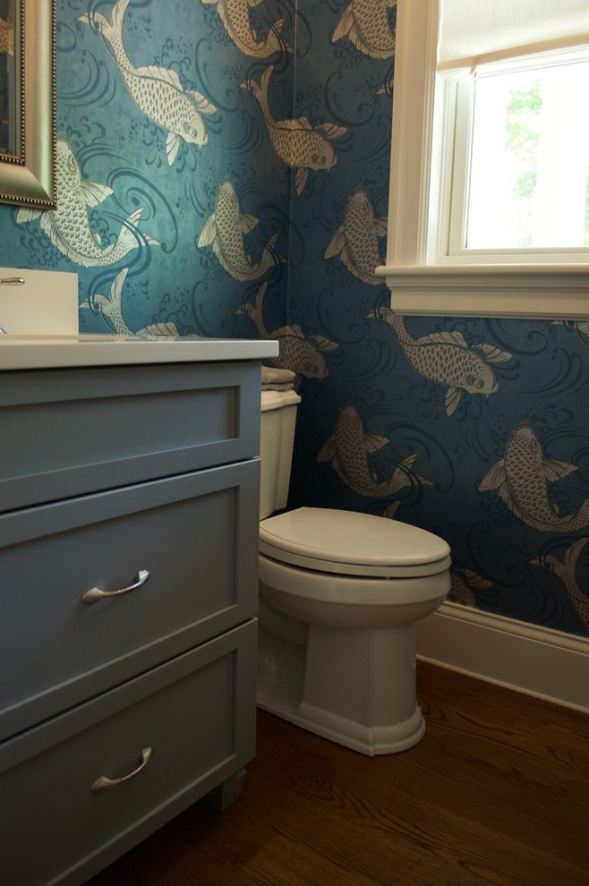 Idée de décoration pour une petite salle d'eau marine avec un placard à porte shaker, des portes de placard grises, WC à poser, un mur bleu, un lavabo encastré, un plan de toilette en quartz et un plan de toilette blanc.