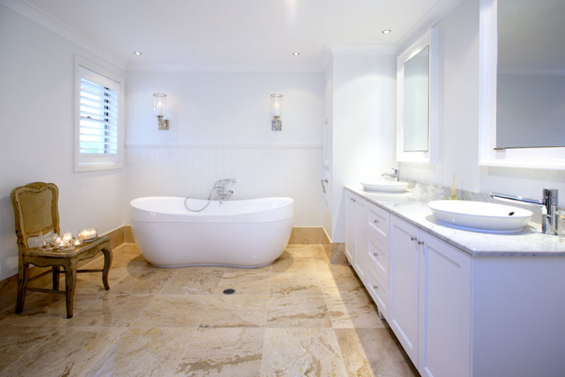 Идея дизайна: ванная комната среднего размера в классическом стиле с фасадами с утопленной филенкой, мраморной столешницей, отдельно стоящей ванной, белой плиткой, плиткой кабанчик, белыми стенами и полом из мозаичной плитки