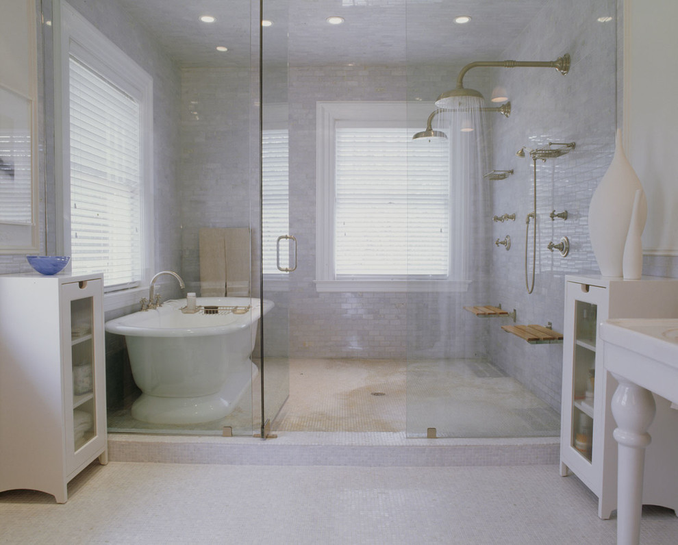 Ejemplo de cuarto de baño principal actual de tamaño medio sin sin inodoro con bañera exenta