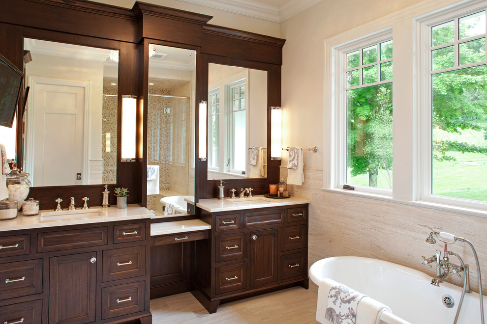 Inspiration för klassiska en-suite badrum, med ett undermonterad handfat, luckor med infälld panel, skåp i mörkt trä, marmorbänkskiva, ett fristående badkar, en dusch i en alkov, beige kakel, stenkakel, beige väggar och travertin golv