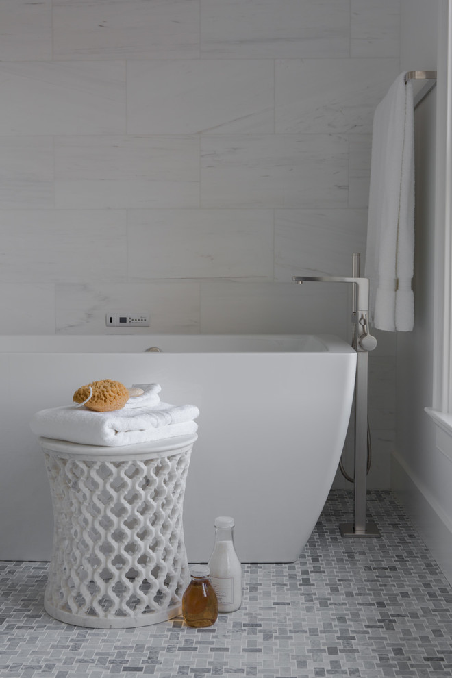 ニューヨークにあるビーチスタイルのおしゃれな浴室 (置き型浴槽、白い壁、モザイクタイル) の写真
