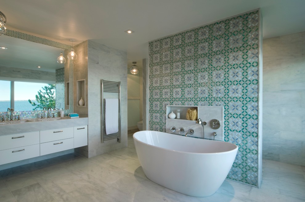 Diseño de cuarto de baño costero con bañera exenta